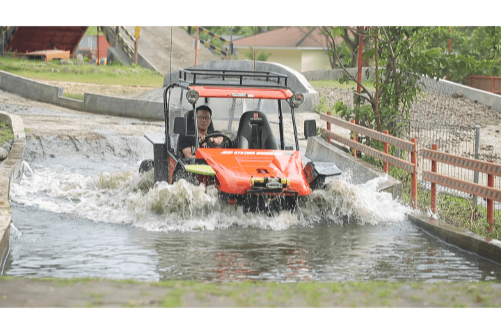 Jeep Stasion Indonesia: Penginapan Bertema Adventure